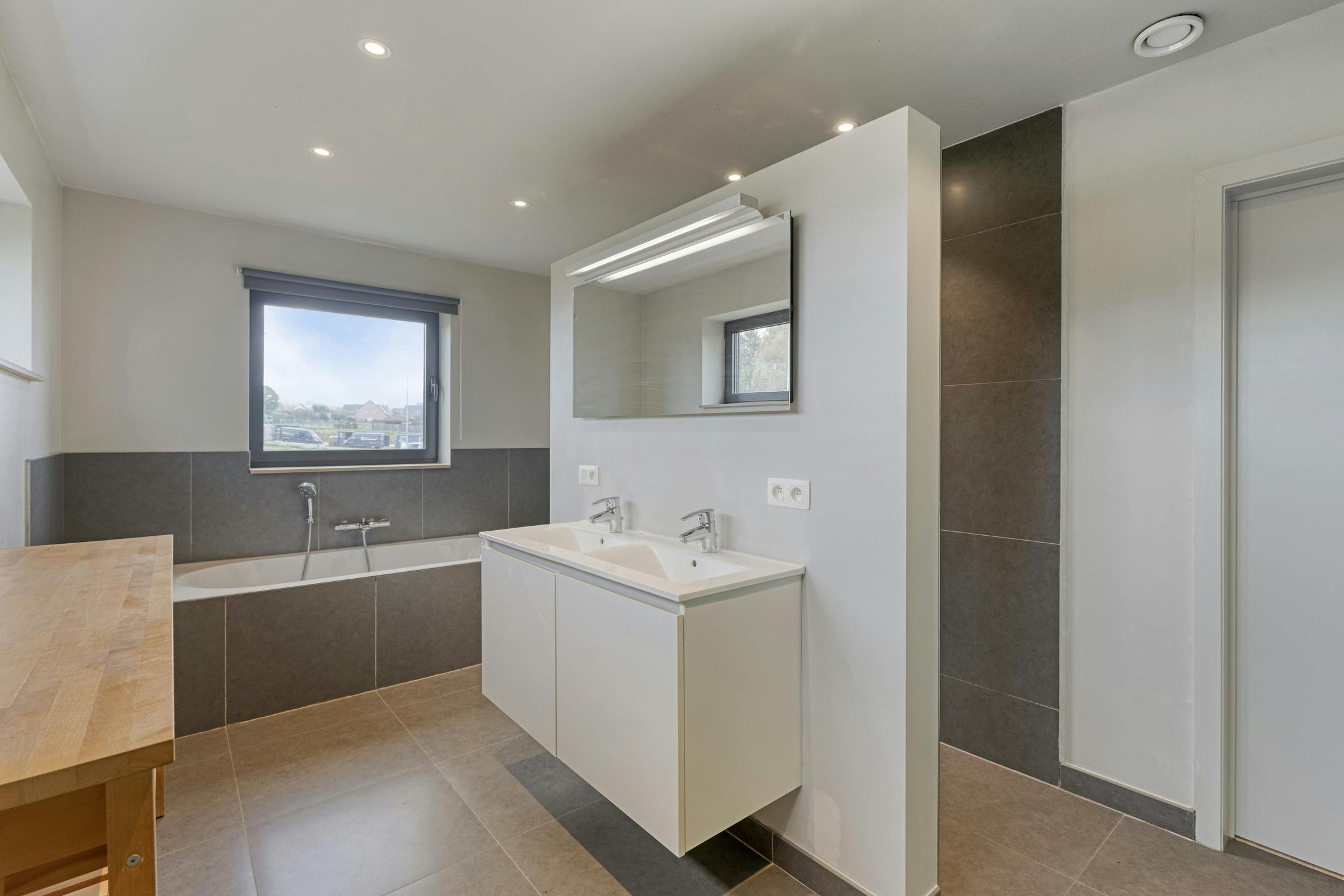 Instapklaar huis met 4 slaapkamers en ruime tuin in Kluisbergen foto 15