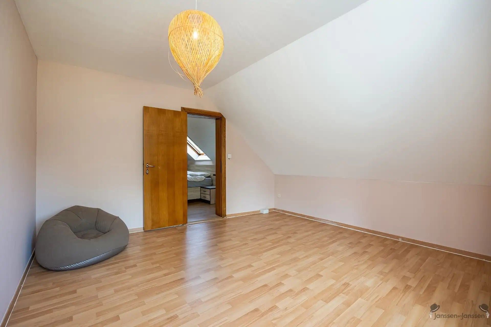 Landelijke woning met mooi uitzicht en weide foto 23