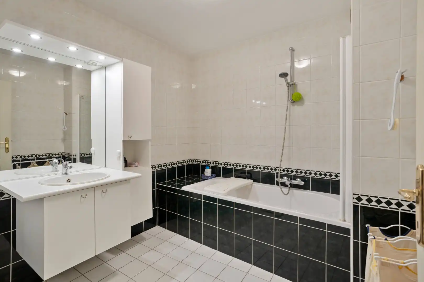 Ruim en goed onderhouden 2 slpk appartement met terras en garage foto 17