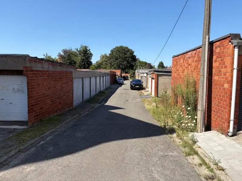 Garage aan de stadsrand foto 4