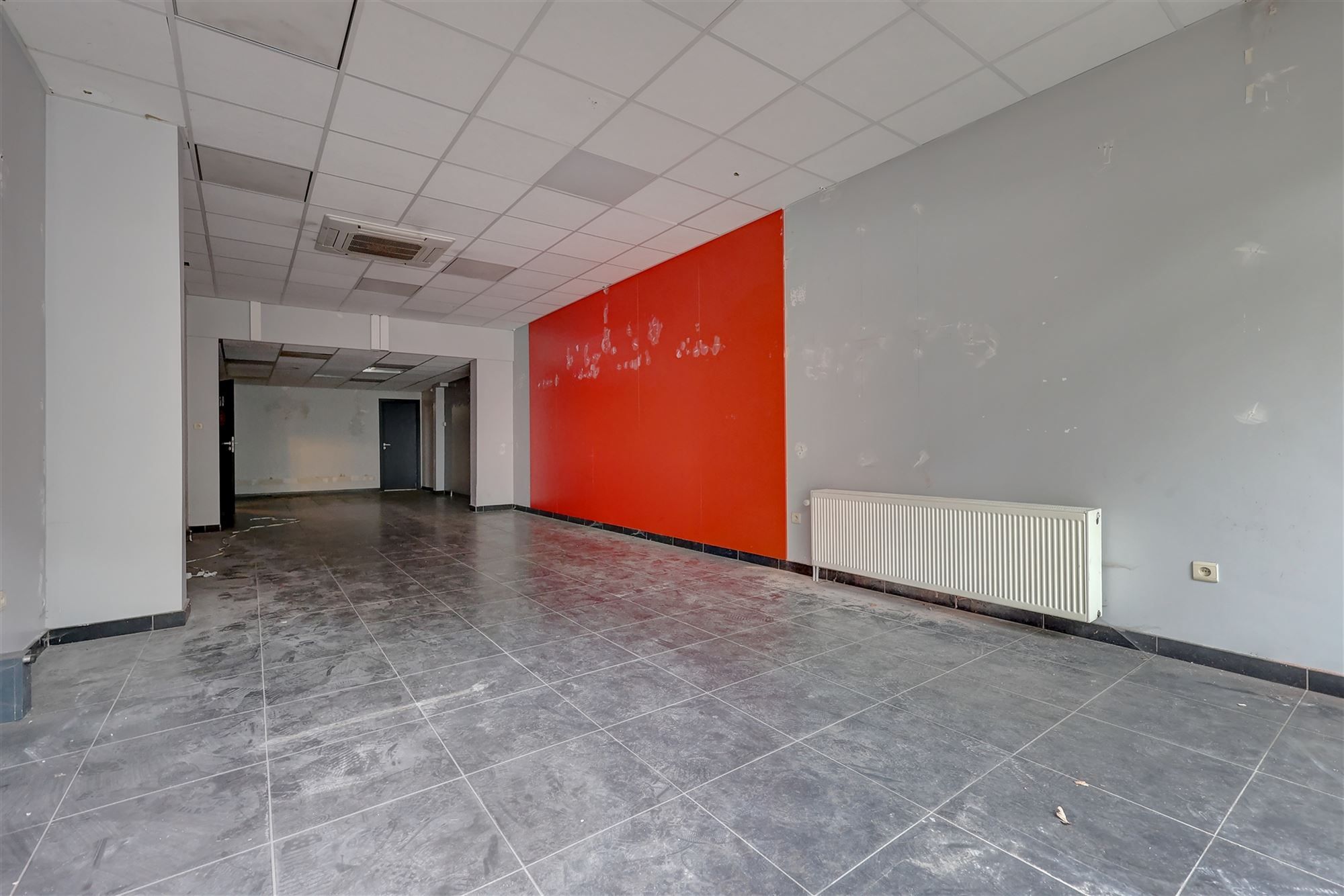 Handelsgelijkvloers op uitstekende ligging in Wilrijk te huur foto 2