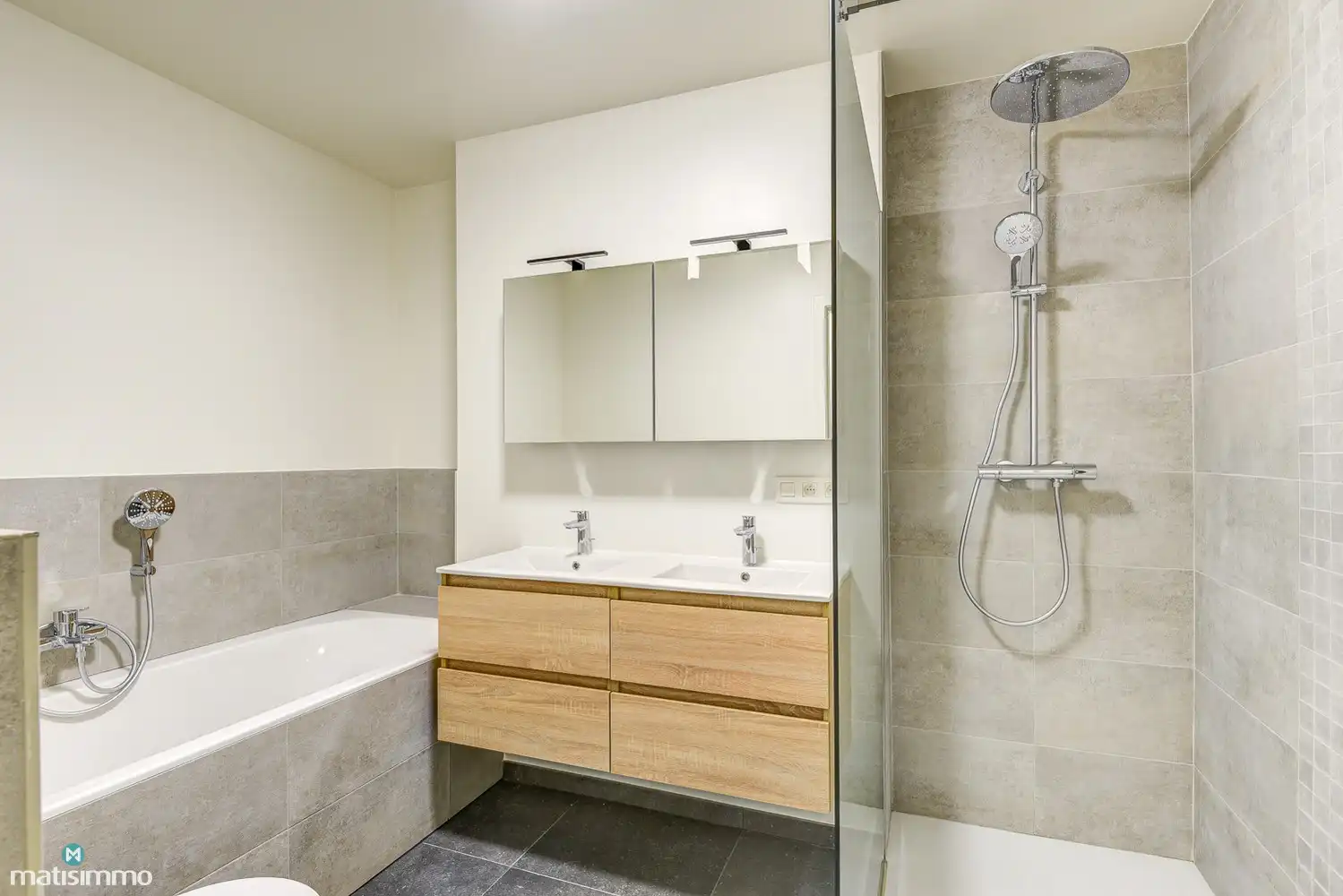 RUIM NIEUWBOUW APPARTEMENT MET 2 SLAAPKAMERS, TERRAS, GARAGE, AUTOSTAANPLAATS EN KELDERBERGING TE BEVERST foto 15