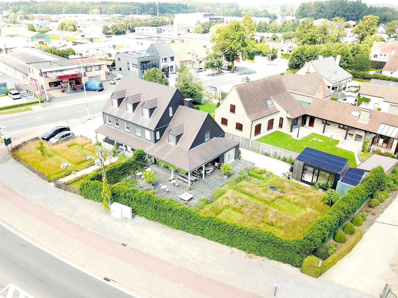 Recent (Bj. 2016) Mi CASA - HANDELSHUIS (538m2), voorzien van grote polyvalente ruimten (vrij beroep, toonzaal, horeca, B&B, ...), 5/6 slaapkamers, 4 badkamers, kelder (114m2), ... Op hoek- en zichtlocatie te Oostkamp. foto {{pictureIndex}}