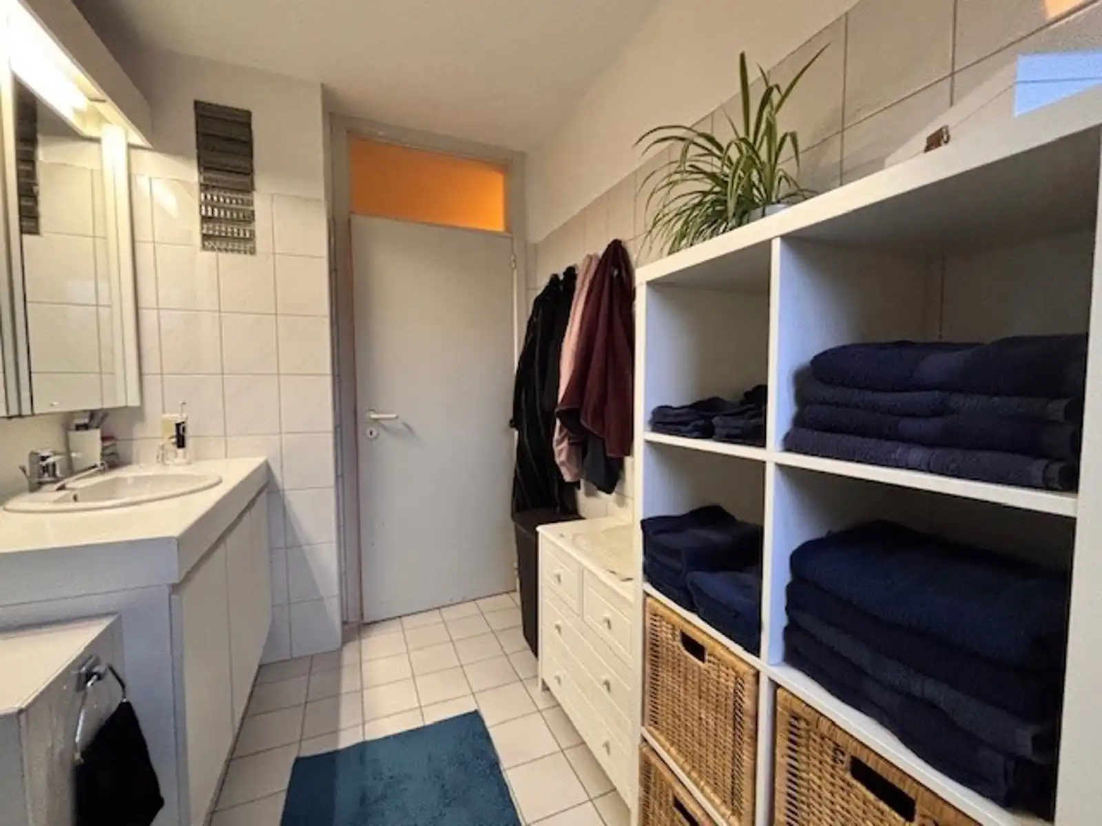 Ruime hoekwoning met terras, tuin en garage. foto 14