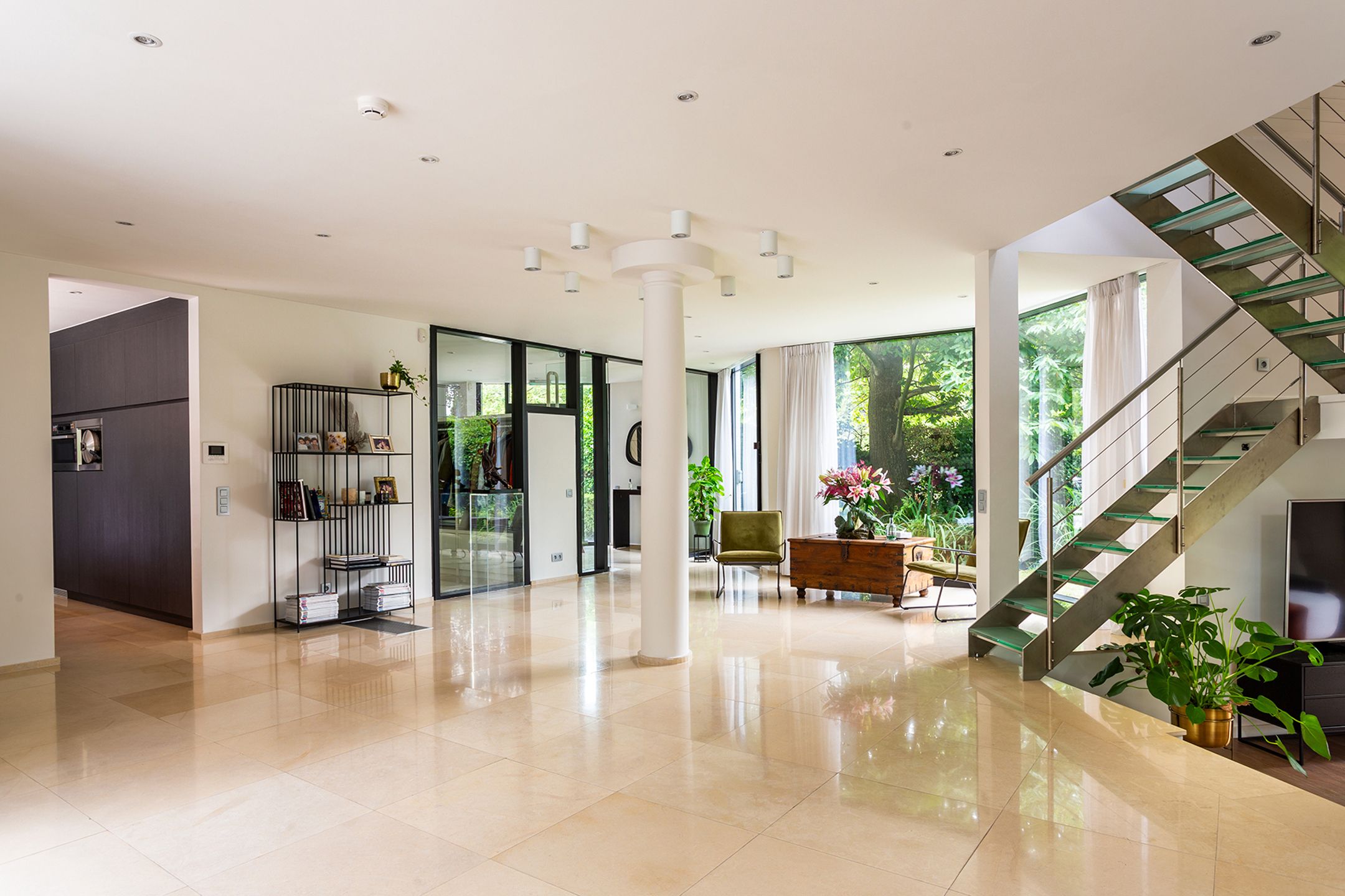 Topgelegen architectenwoning met ruim tuin en binnenzwembad. foto 5