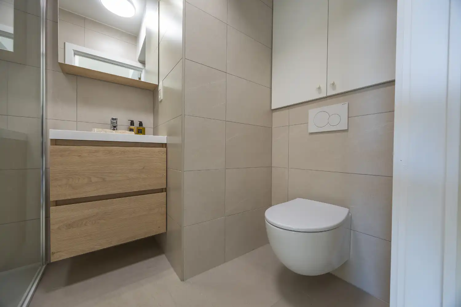 Lichtrijke studio met zuidgericht terras op de zeedijk van Middelkerke te koop foto 16