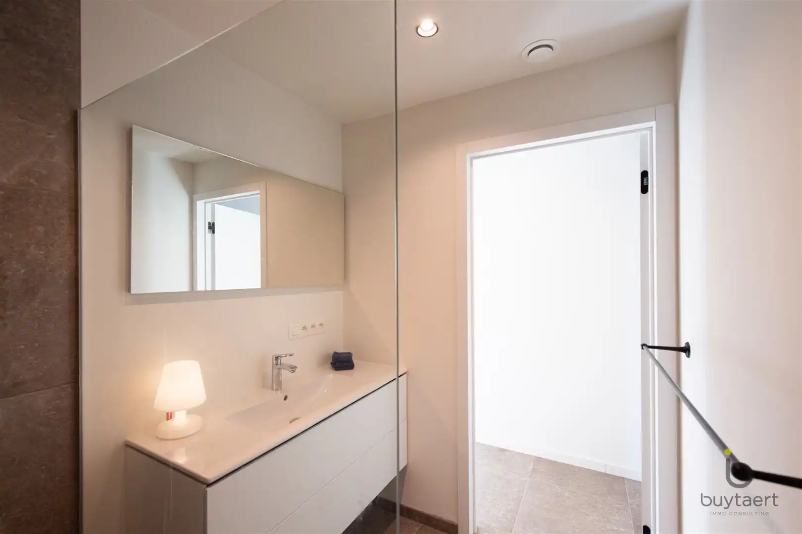 Recent 1 slaapkamer appartement met prachtig uitzicht! foto 26