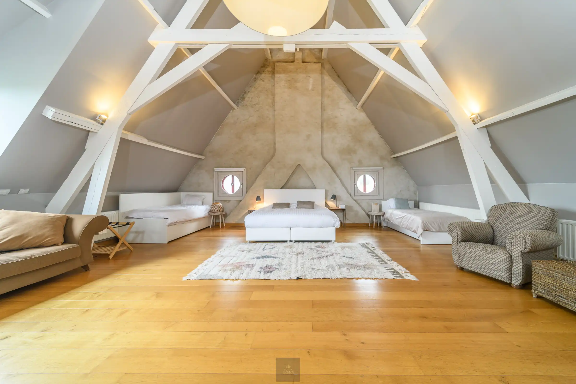Historische grandeur en hedendaags comfort in een unieke pastorie te Stuivekenskerke. foto 35