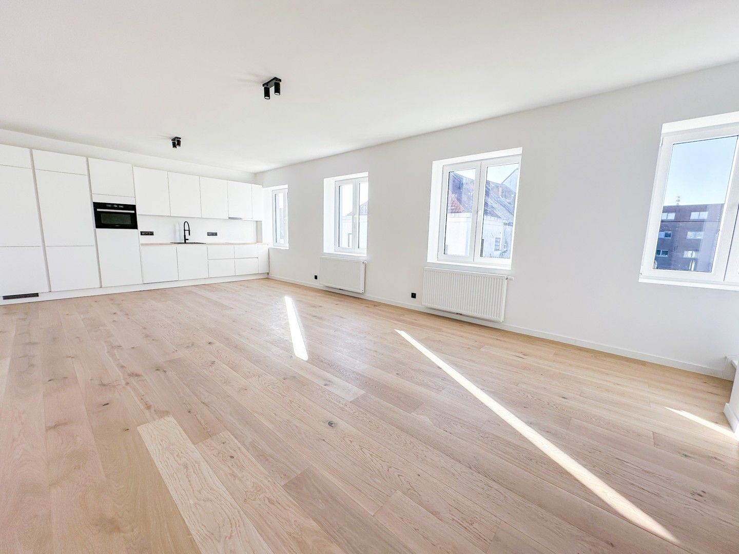 Totaal gerenoveerd, lichtrijk en ruim duplex appartement foto {{pictureIndex}}