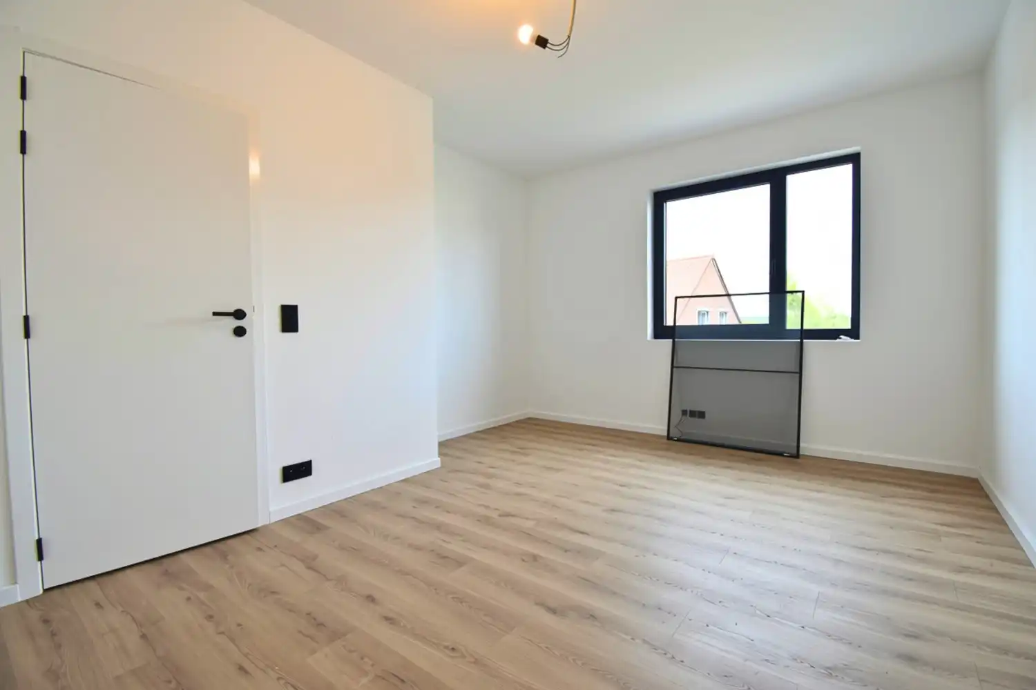 Ruime nieuwbouwwoning met 4 slaapkamers, garage en tuin nabij het centrum van Sint-Pieters-Leeuw foto 10