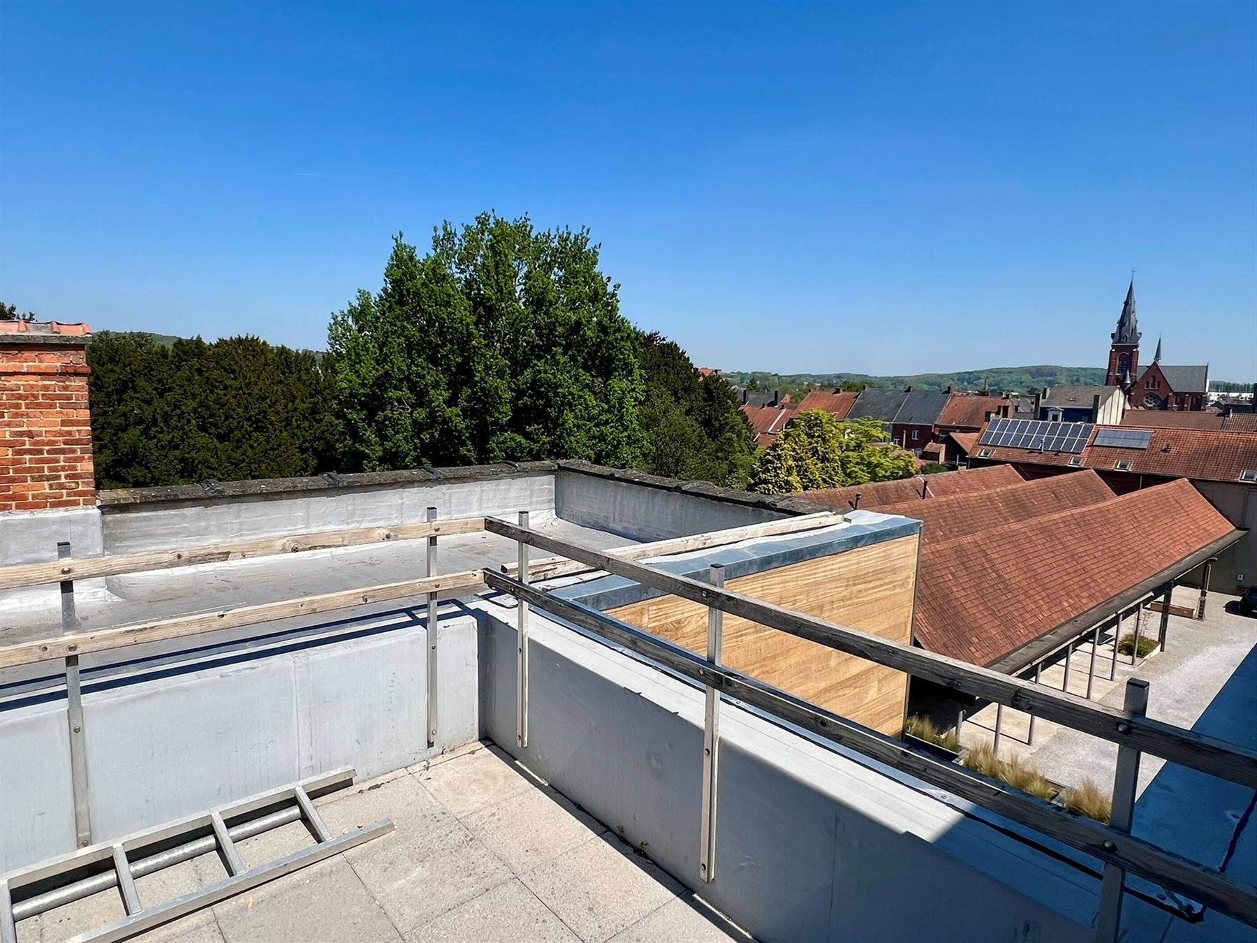 Gerenoveerd appartement met 2 slaapkamers, dakterras  en parking foto 5