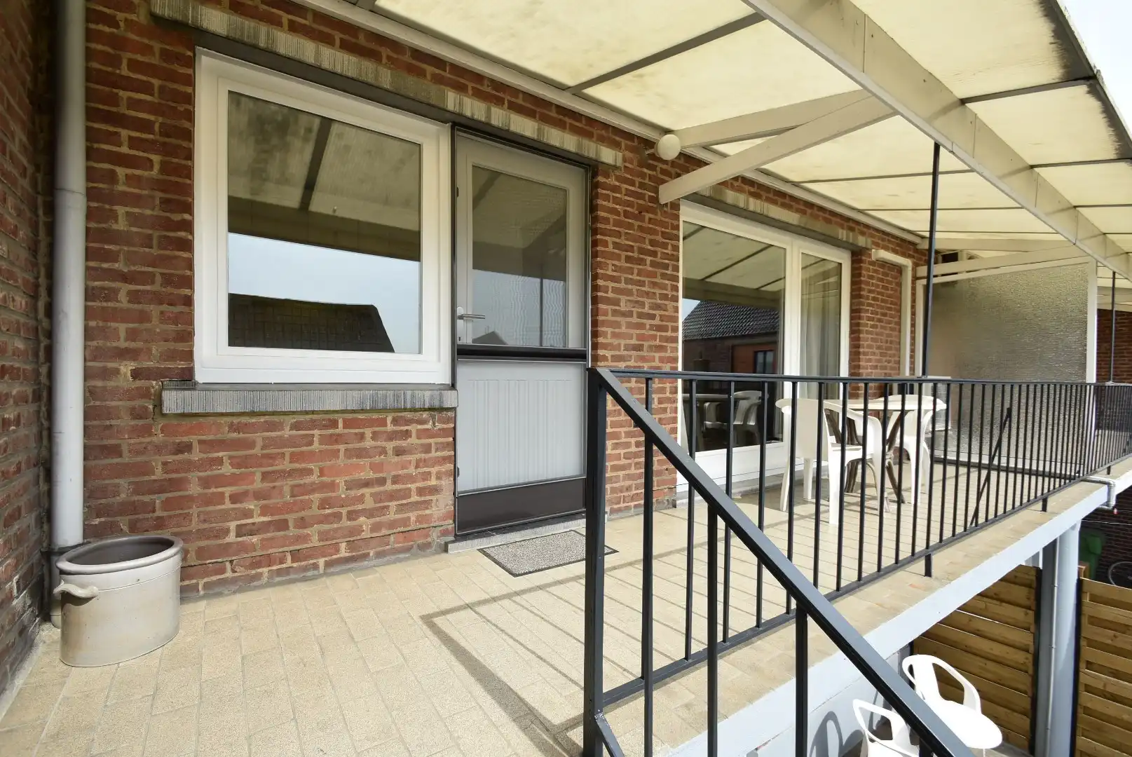 Knappe rijwoning met inpandige garage en mooie tuin in het centrum van Riemst foto 11