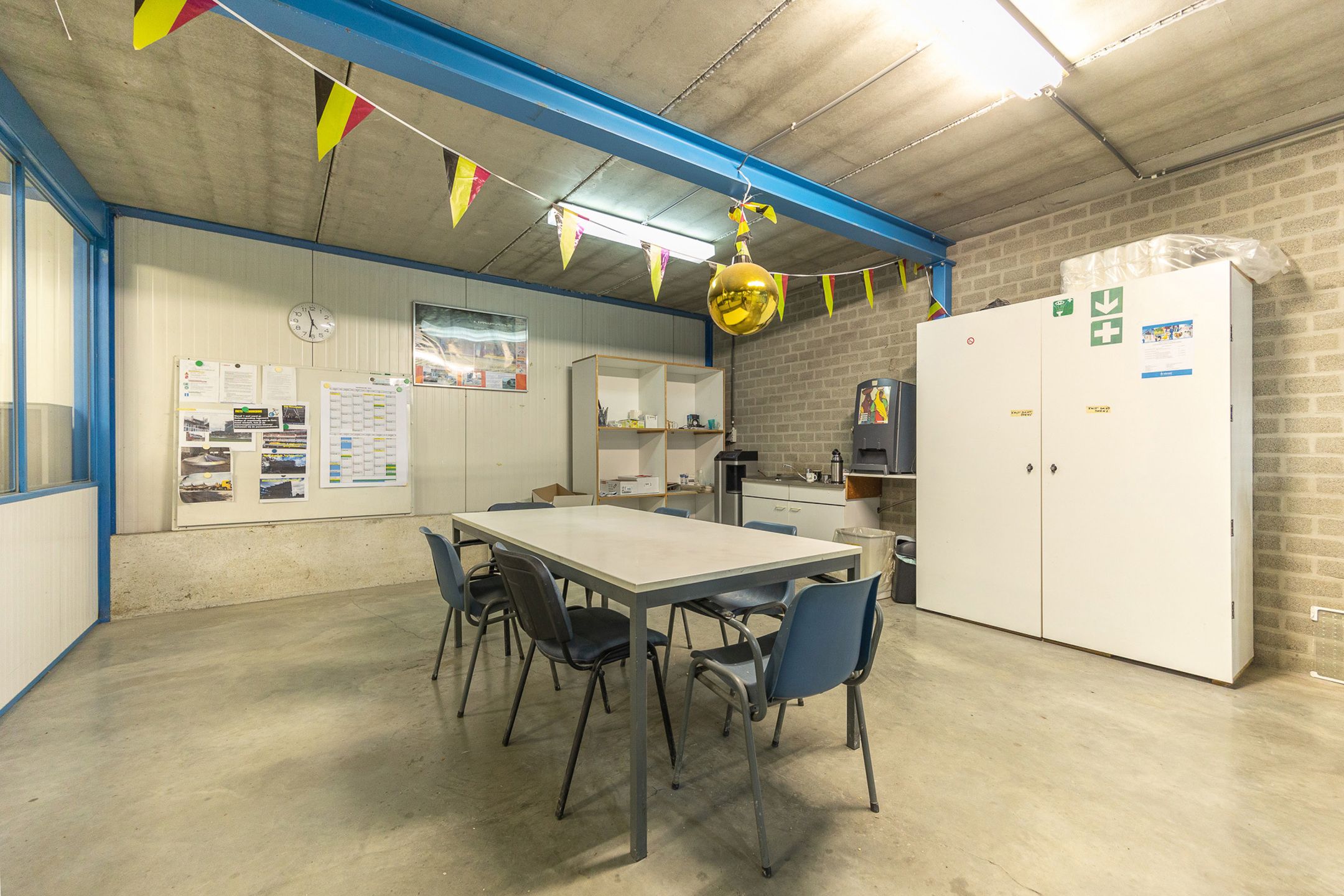 Magazijnen te huur met kantoor foto 13