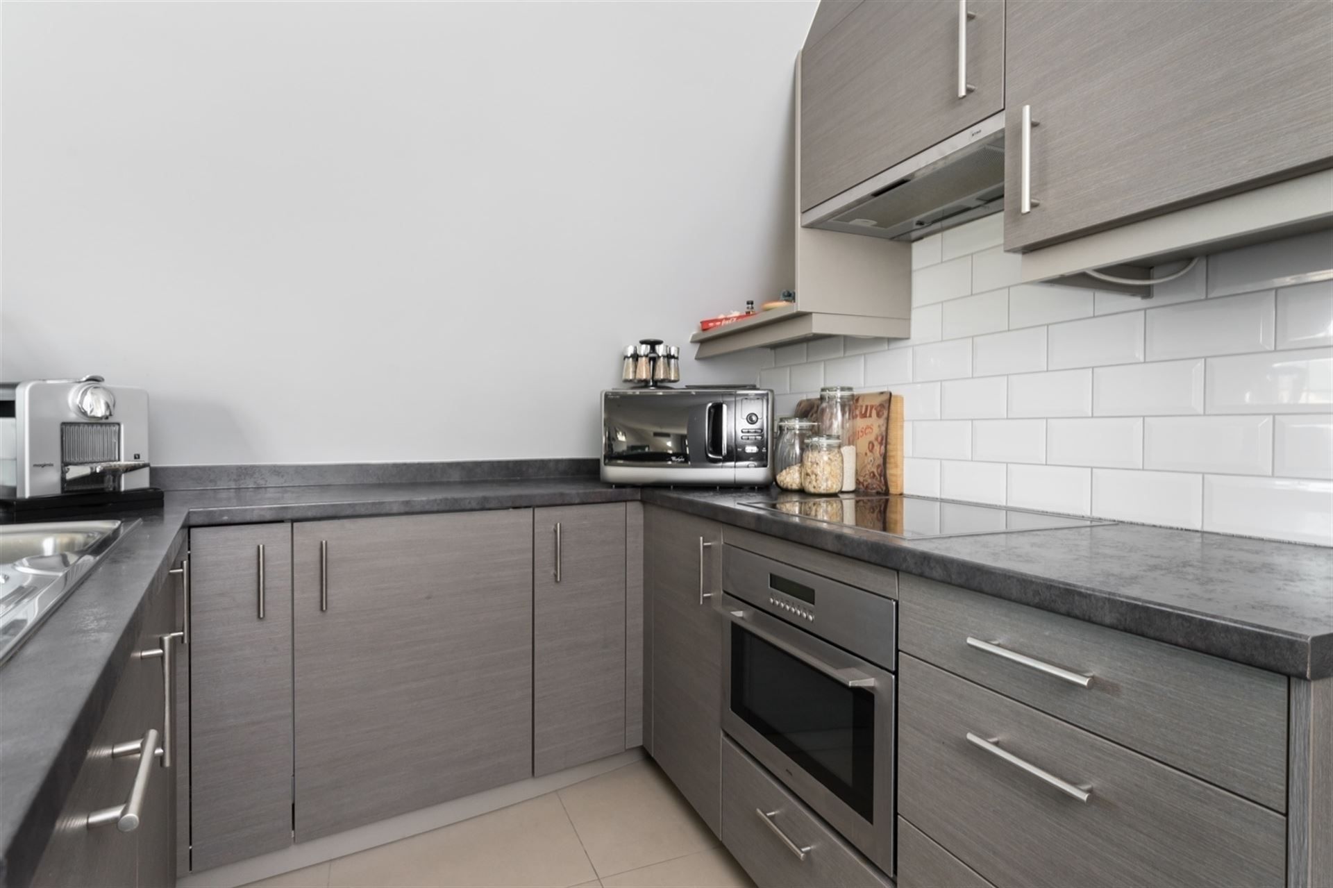Prachtige penthouse met 2 slpk., groot zonneterras & autostaanplaats. foto 7