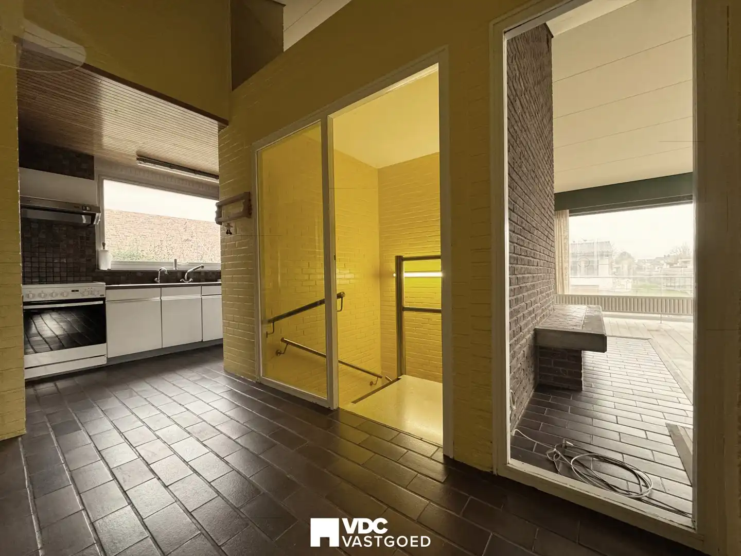 Ruime open bebouwing met prachtige tuin en veel potentieel foto 8