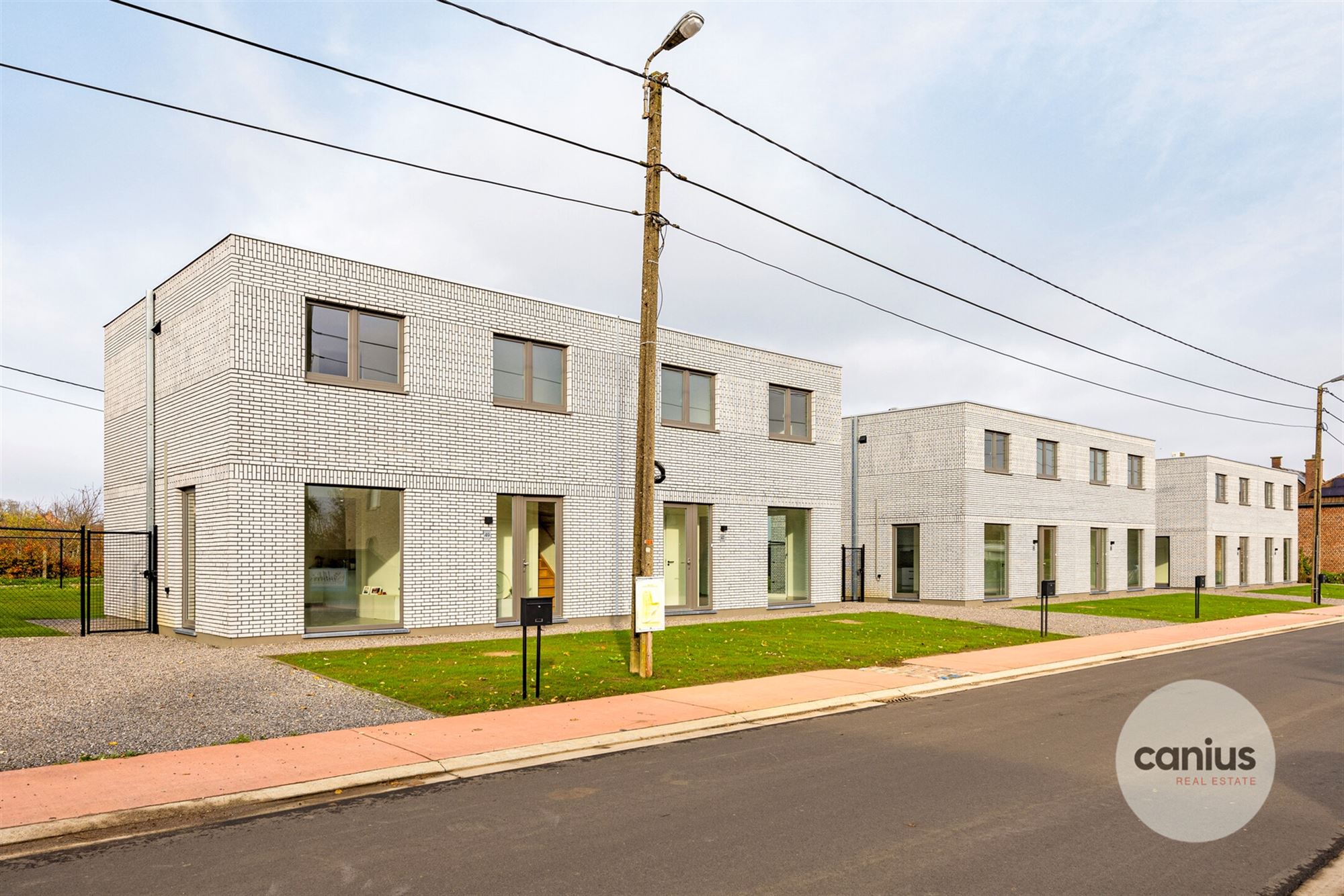 HEDENDAAGSE & ENERGIEZUINIGE WONING MET 4 SLKS foto {{pictureIndex}}