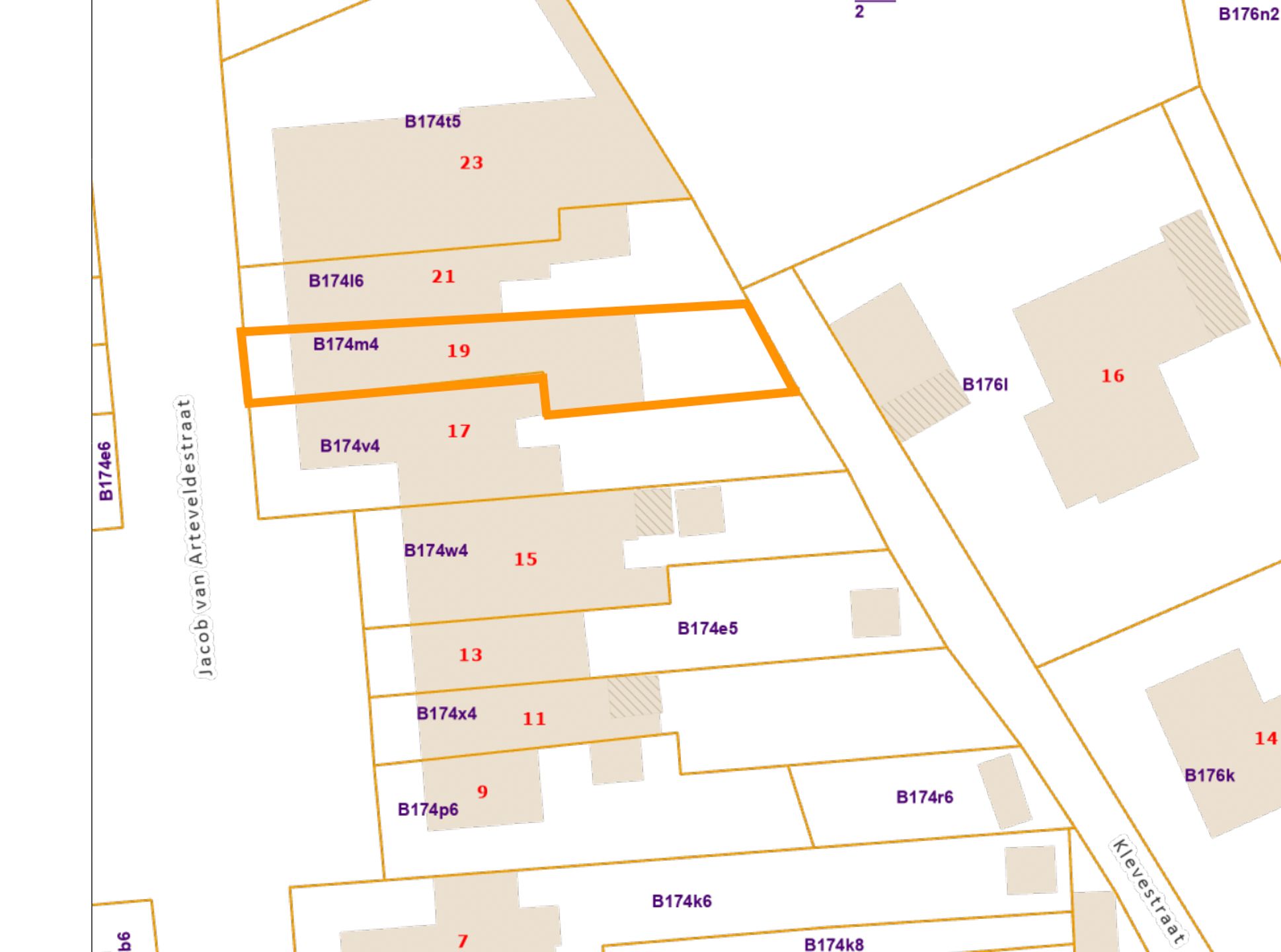 Rustig gelegen te renoveren woning met garage. foto 24