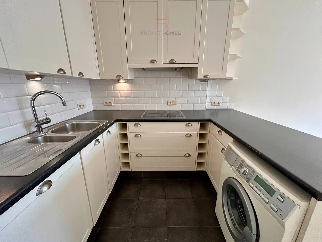 Ongemeubeld twee slaapkamer appartement in de Piers De Raveschootlaan te Knokke. foto 7