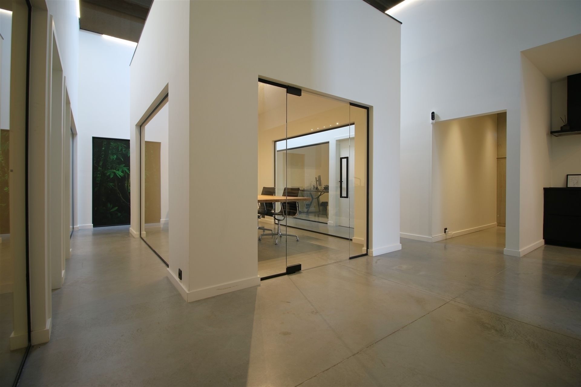 Ingerichte KMO-unit met burelen en magazijnen foto 7