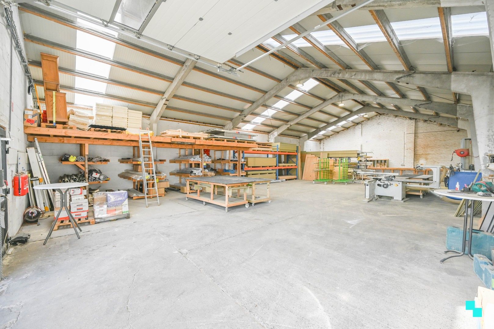 Landelijk gelegen woning met diverse loodsen foto 28
