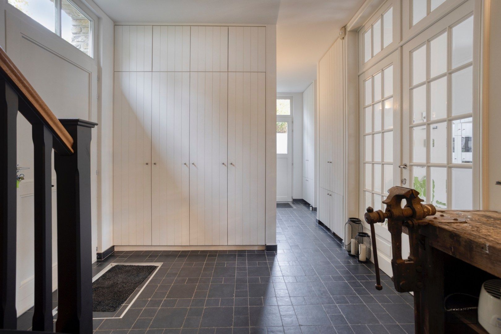 Prachtige woning met een bew. opp. van 302 m², 6 slpk, 3 bk en prachtige tuin met zwembad  foto 3