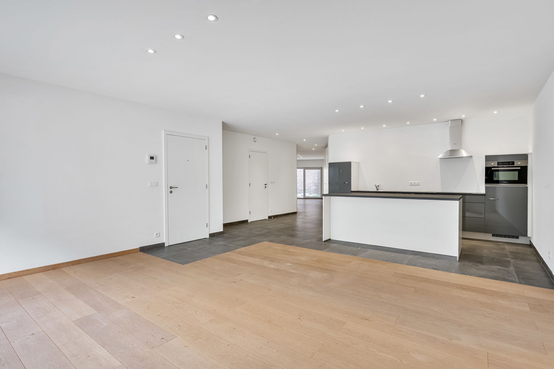 Lichtrijk gelijkvloers appartement met terras op toplocatie! foto 2