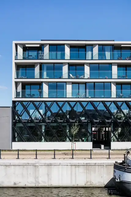 Modern gebruiksklaar gemeubeld kantoor aan de Oude Dokken ontworpen door Caan Architecten. foto {{pictureIndex}}