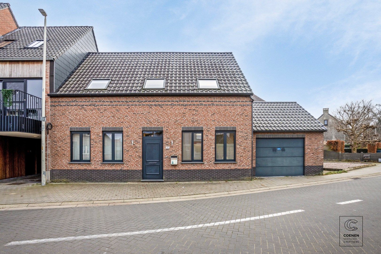 Prachtige HOB met 2 à 3 slpk’s, praktijkruimte, 177 m² bewoonbare oppervlakte en grote tuin in het hart van Pulle foto {{pictureIndex}}