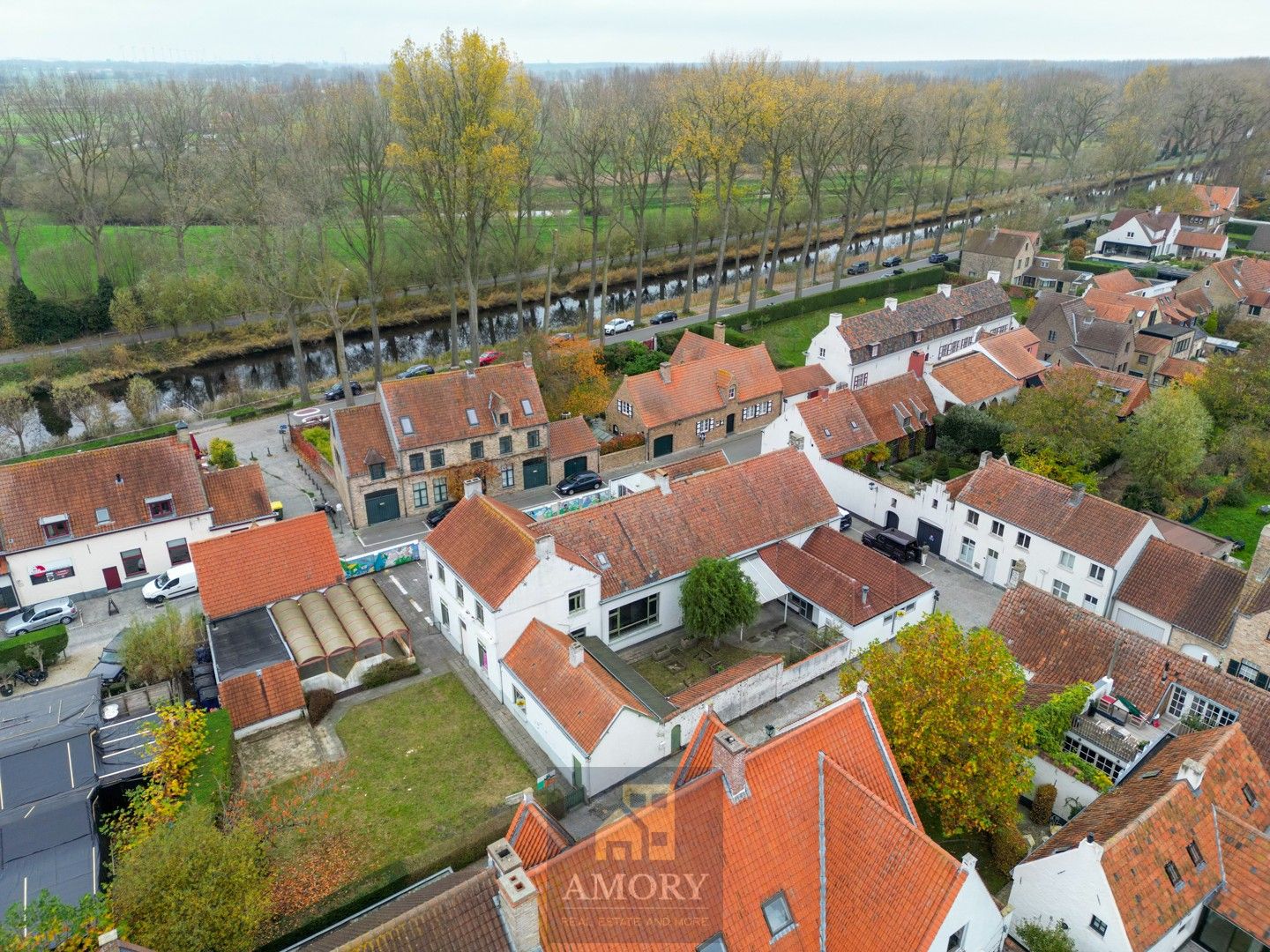 Voormalige schoolgebouwen in het centrum van Damme foto 2