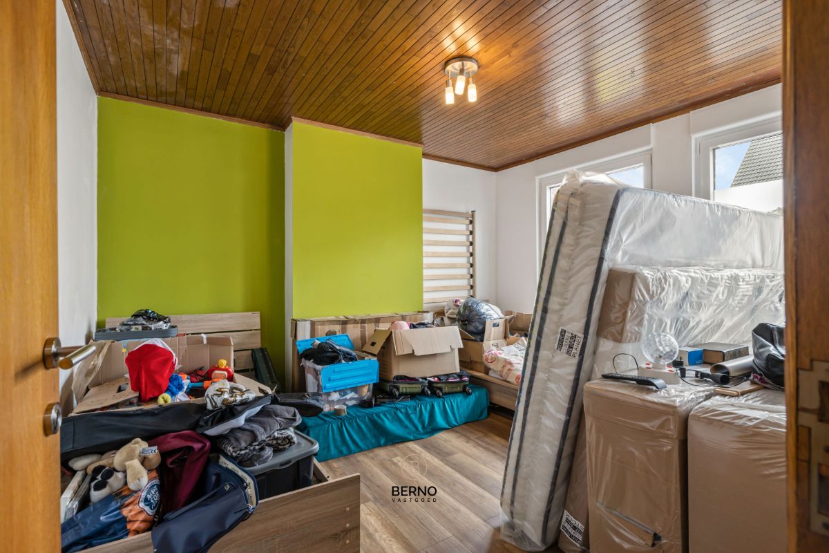 Ruime gerenoveerde gezinswoning met 3 slaapkamers en garage. foto 18