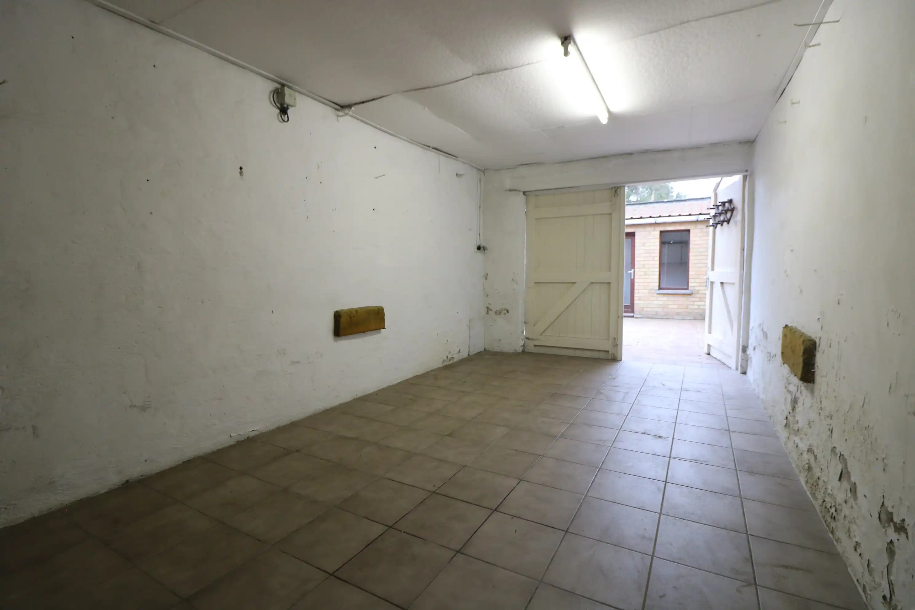 Woning met 3 slaapkamers, zuidgerichte tuin en garage in het centrum van Zuienkerke. foto 2