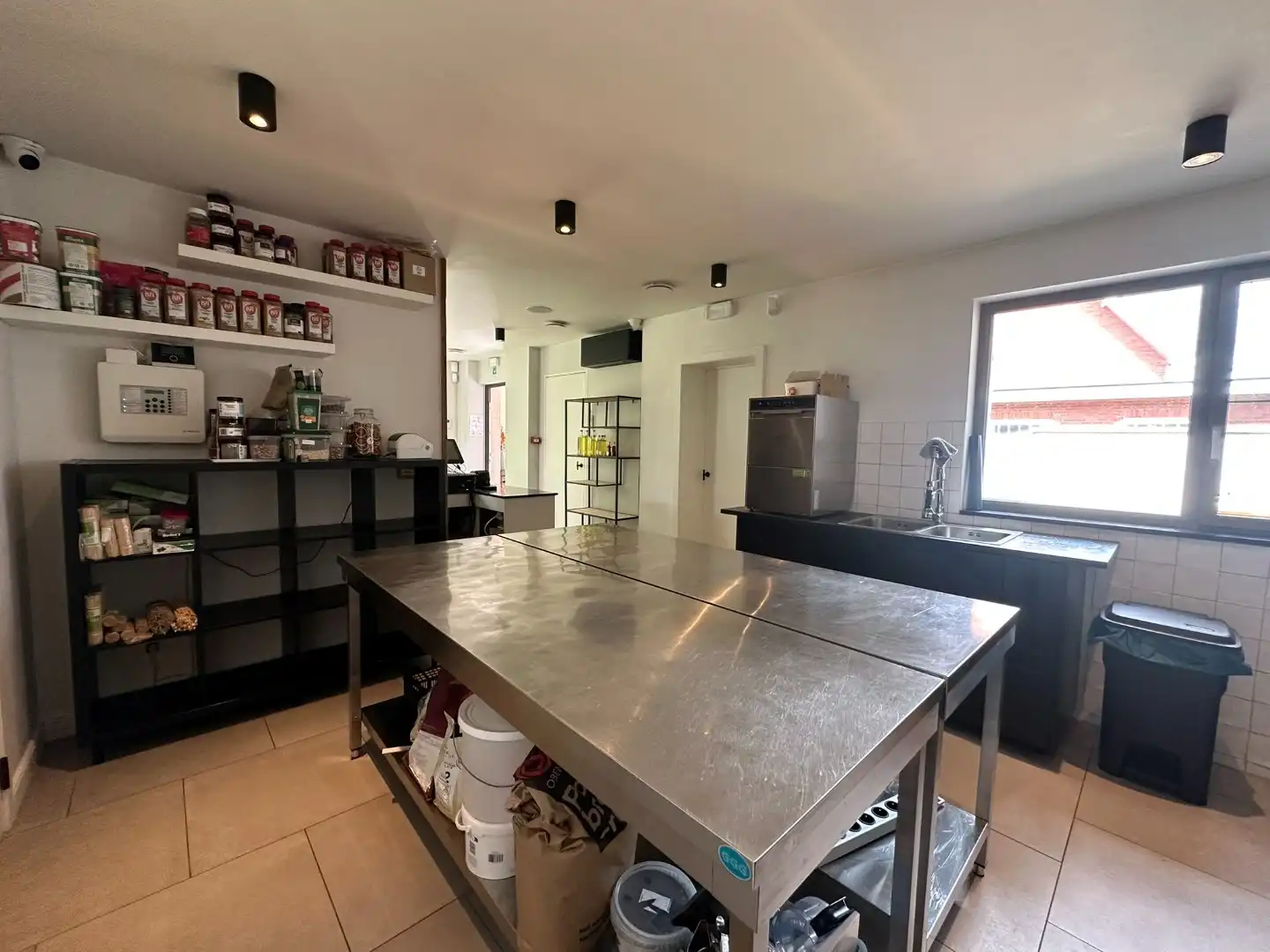 Volledig gerenoveerd en instapklaar horecapand op toplocatie in Oelegem foto 11