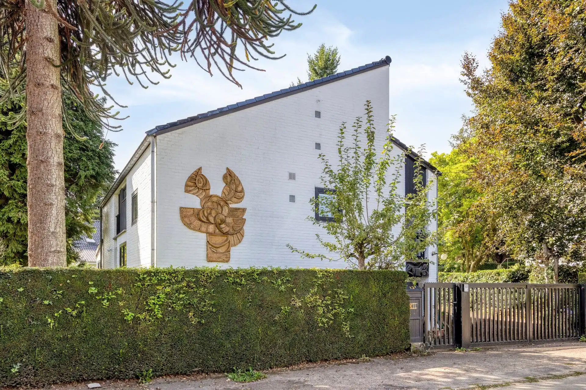 Ruime villa te moderniseren op rustige locatie foto 3
