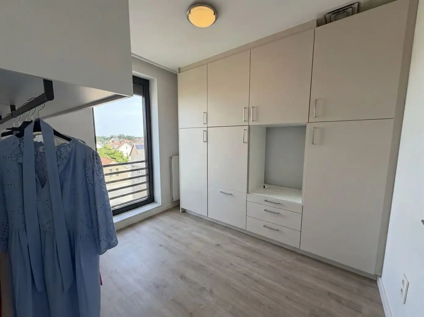 Zeer ruim en stijlvol 1-slaapkamer appartement met extra polyvalente ruimte en terrasje in het centrum van Neeroeteren.  foto 11