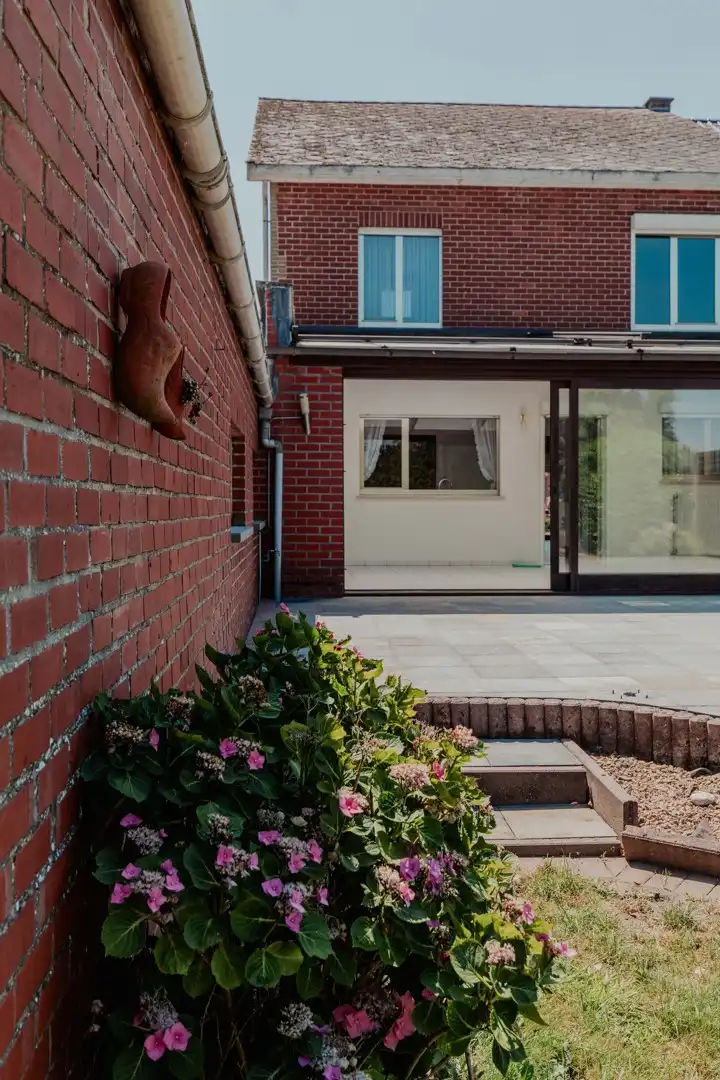 Ruime gezinswoning met grote tuin foto 3