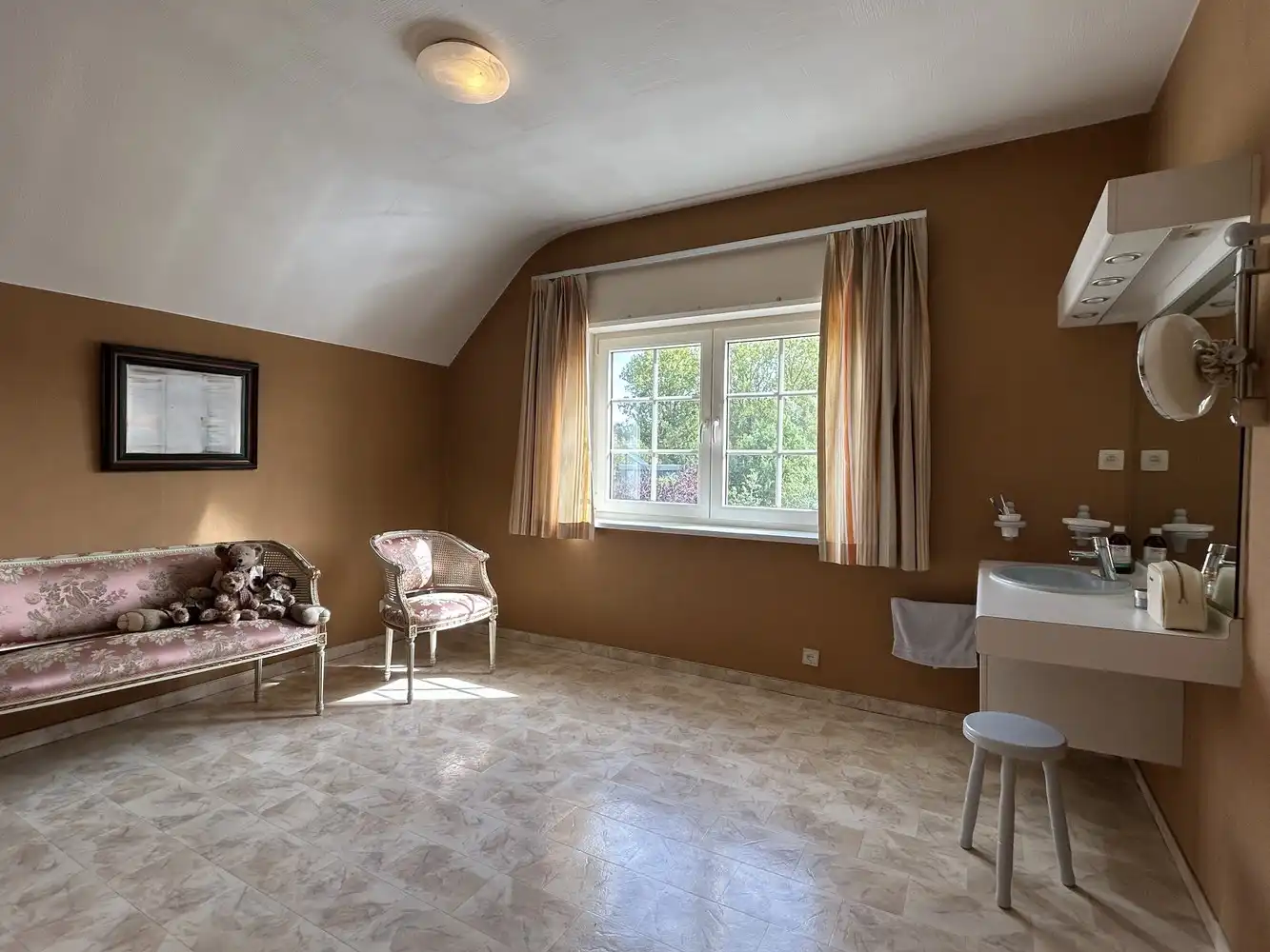 Ruime halfopen woning met overdekt zwembad op topligging foto 13