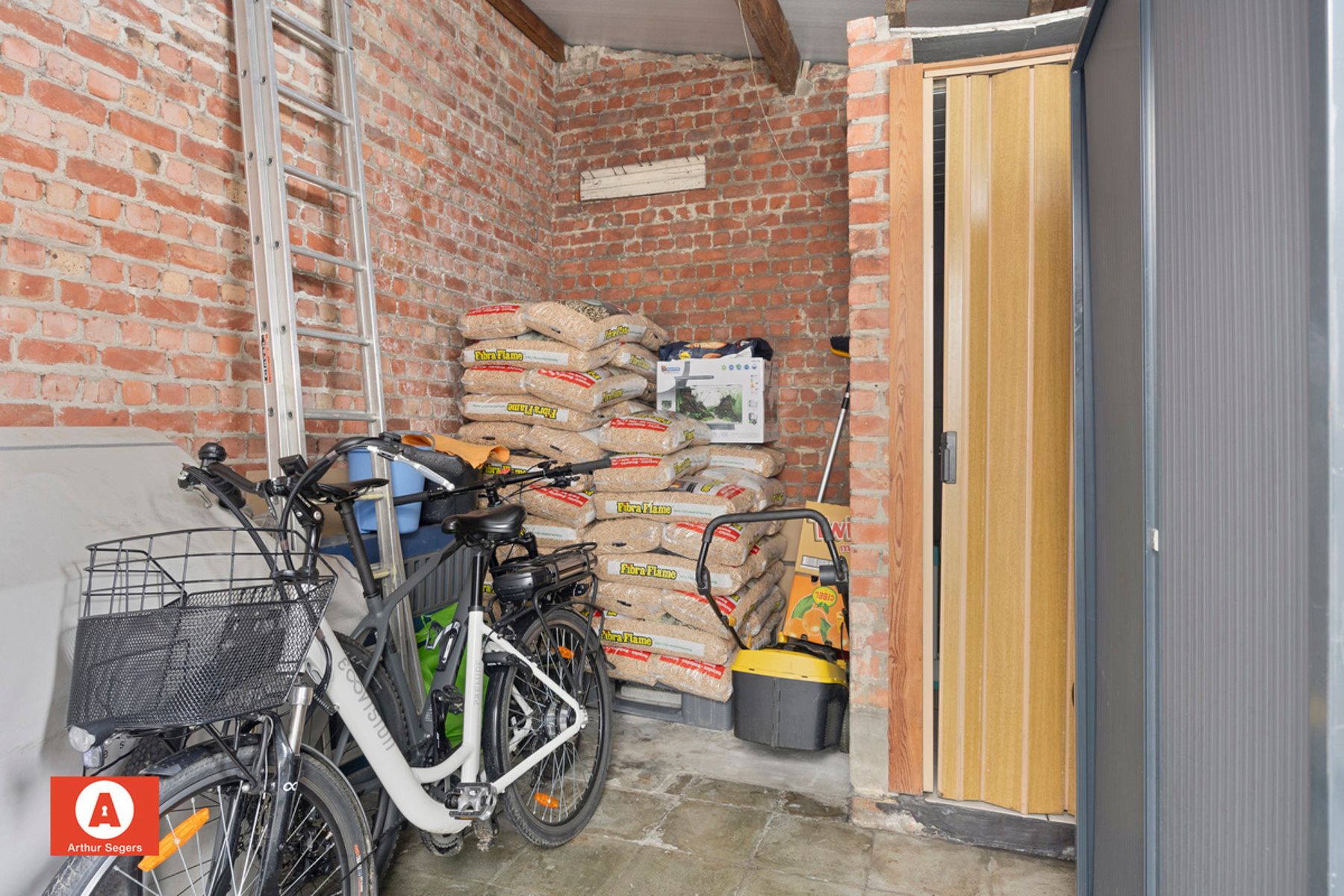 Instapklare woning met vernieuwd dak, tuin & parkeerplaatsen foto 16