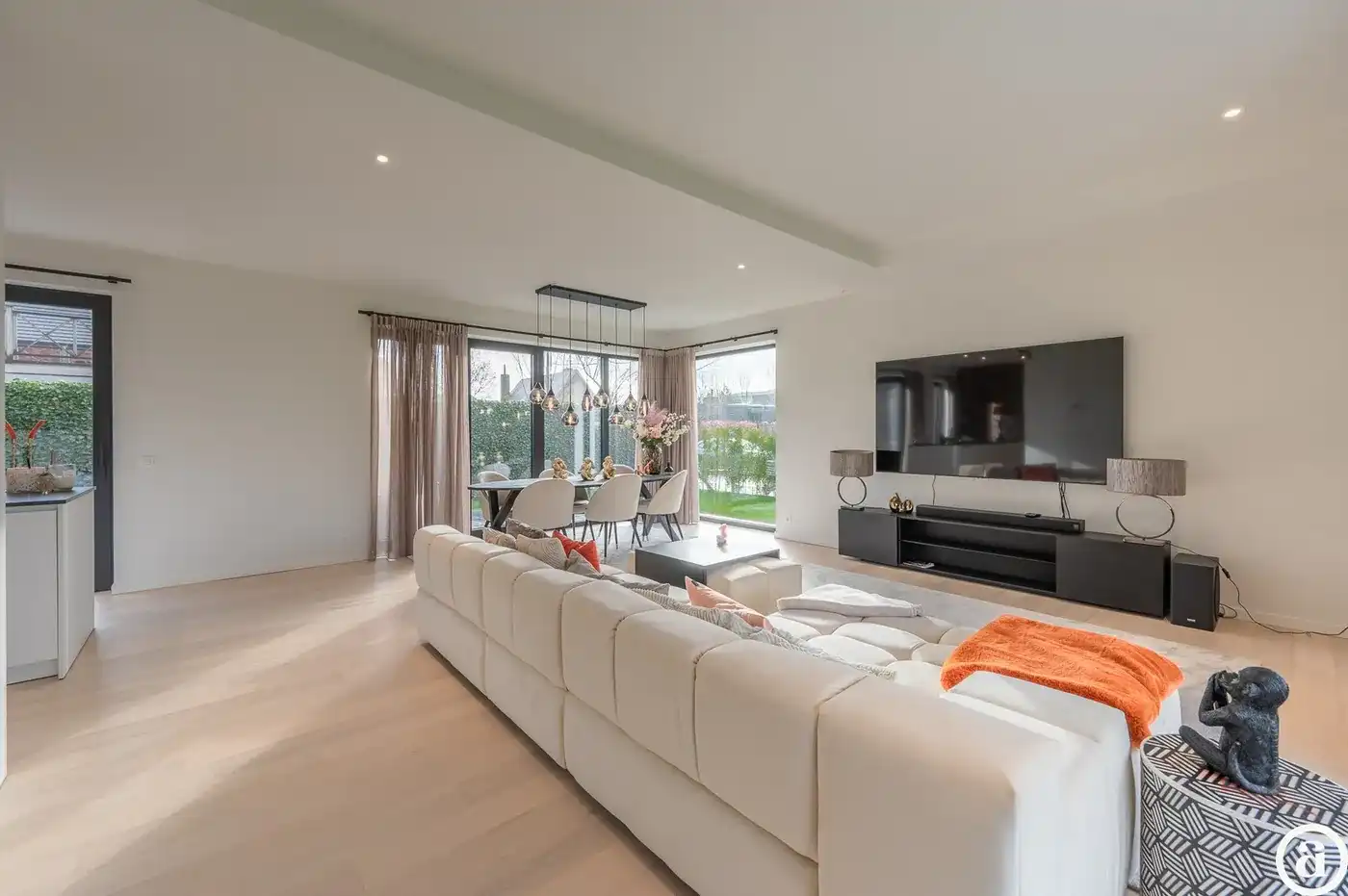 Alleenstaande moderne villa gelegen in een rustige residentiële omgeving te Knokke.  foto 4