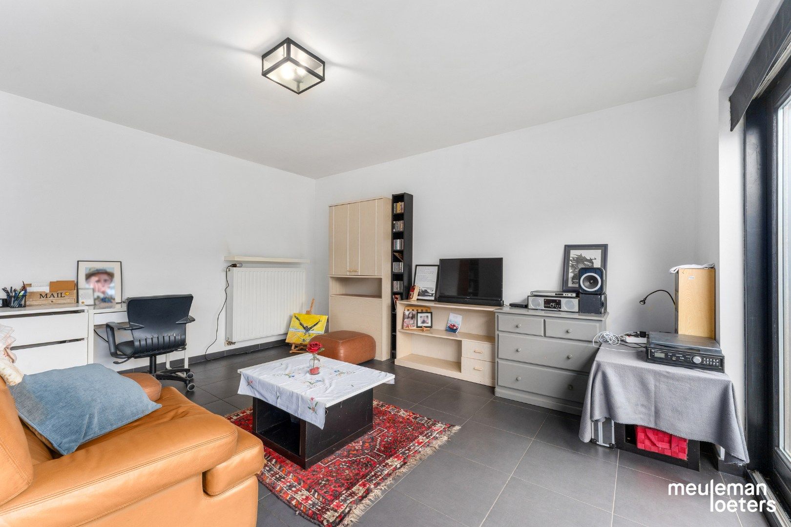 Eigentijdse halfopen woning met carport en tuin foto 4