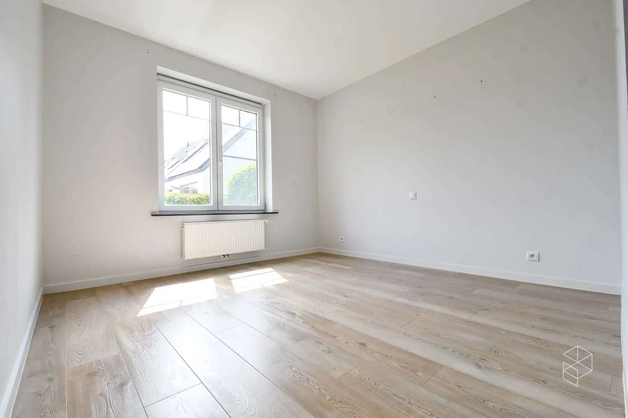 Rustig gelegen groot gelijkvloers appartement met 2 slaapkamers, voor- én achtertuin met terras foto 11