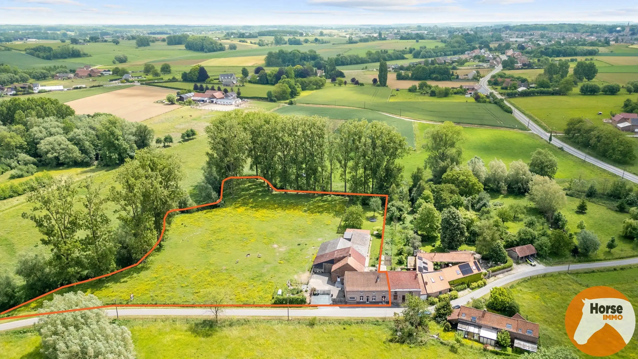 Hoofdfoto van de publicatie: HERNE - Gerenoveerde woning met hangar op +-75a