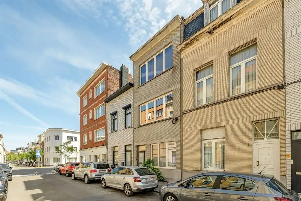 Ruime gezinswoning met groene stadskoer foto 24