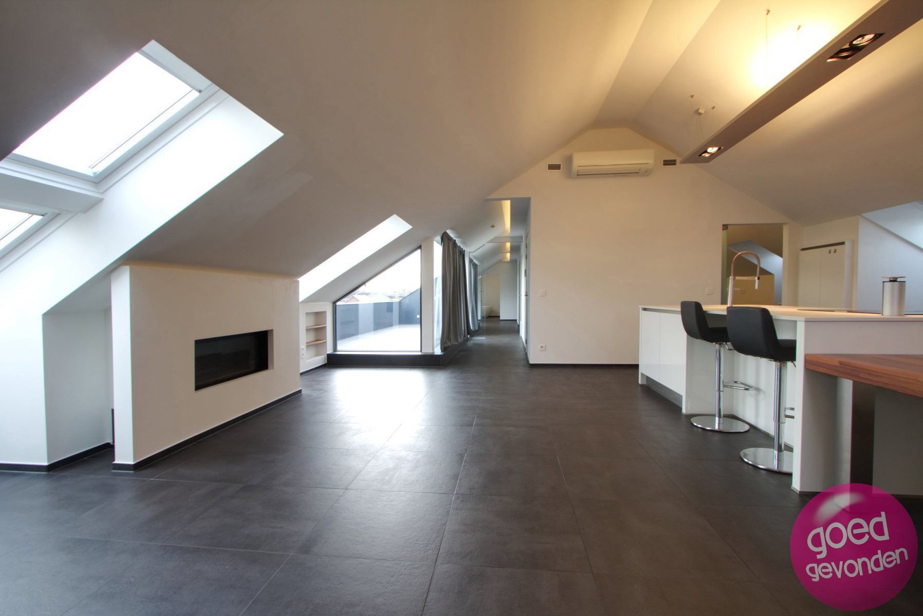 Erg ruim 2-slk app met terras en parking foto 6