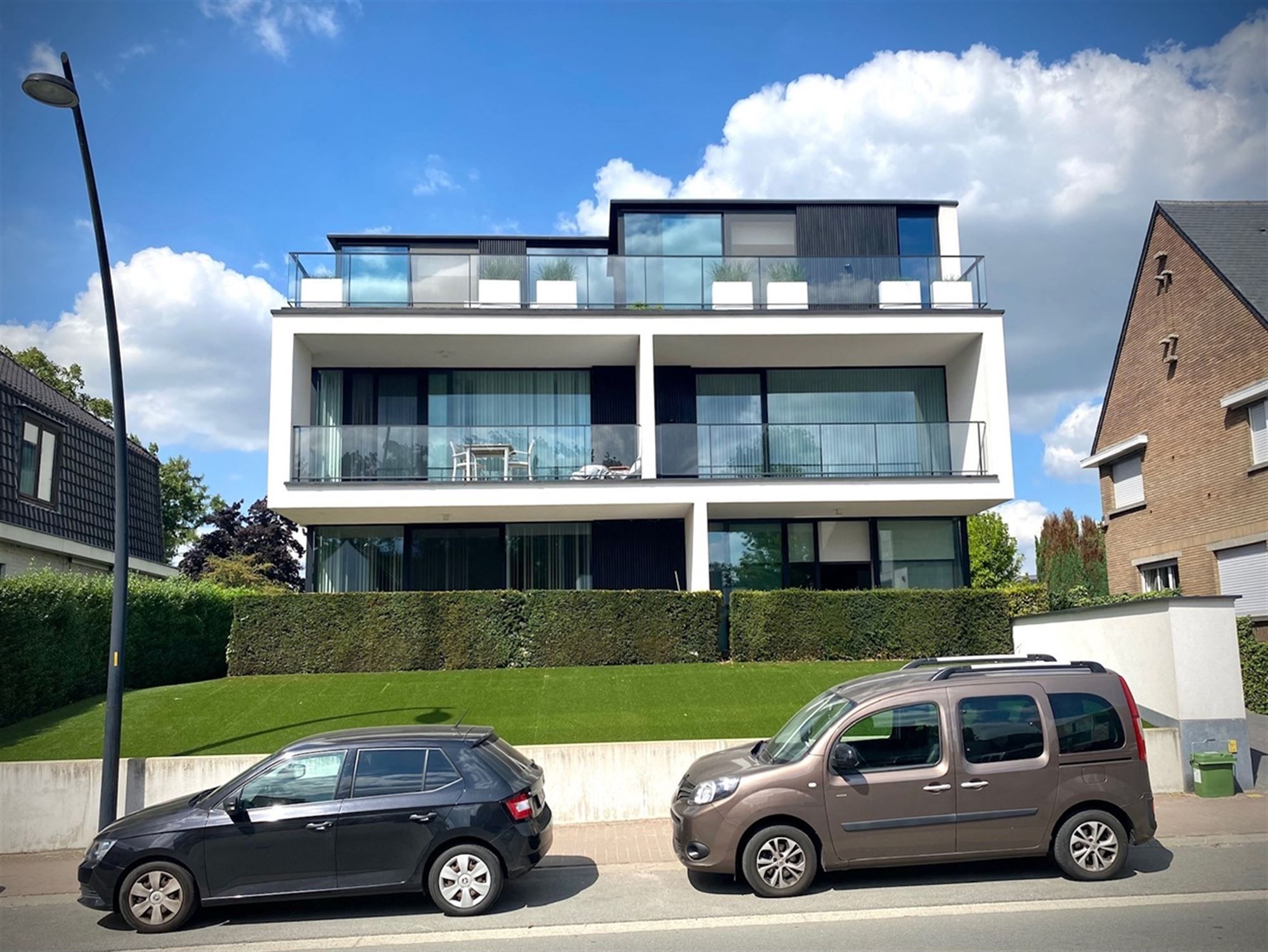 Instapklaar APPARTEMENT (1ste verdieping) met 2 slaapkamers, ruime terrassen (2), garage  & autostaanplaats  foto 18