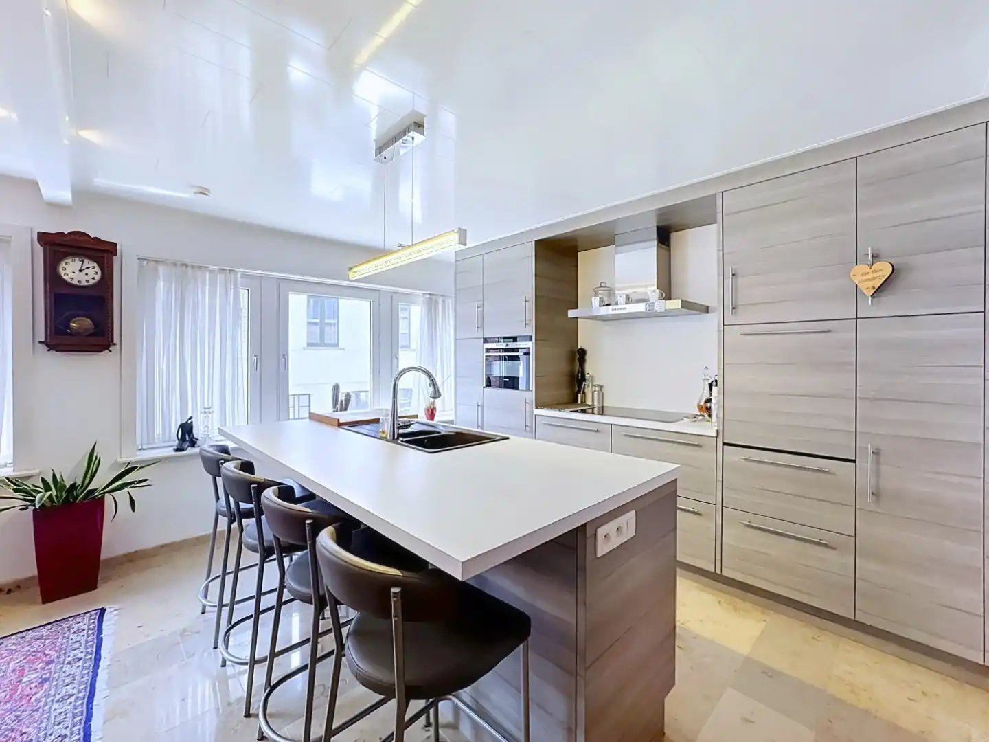 Ruime en centraal gelegen woning met dubbele garage foto 4