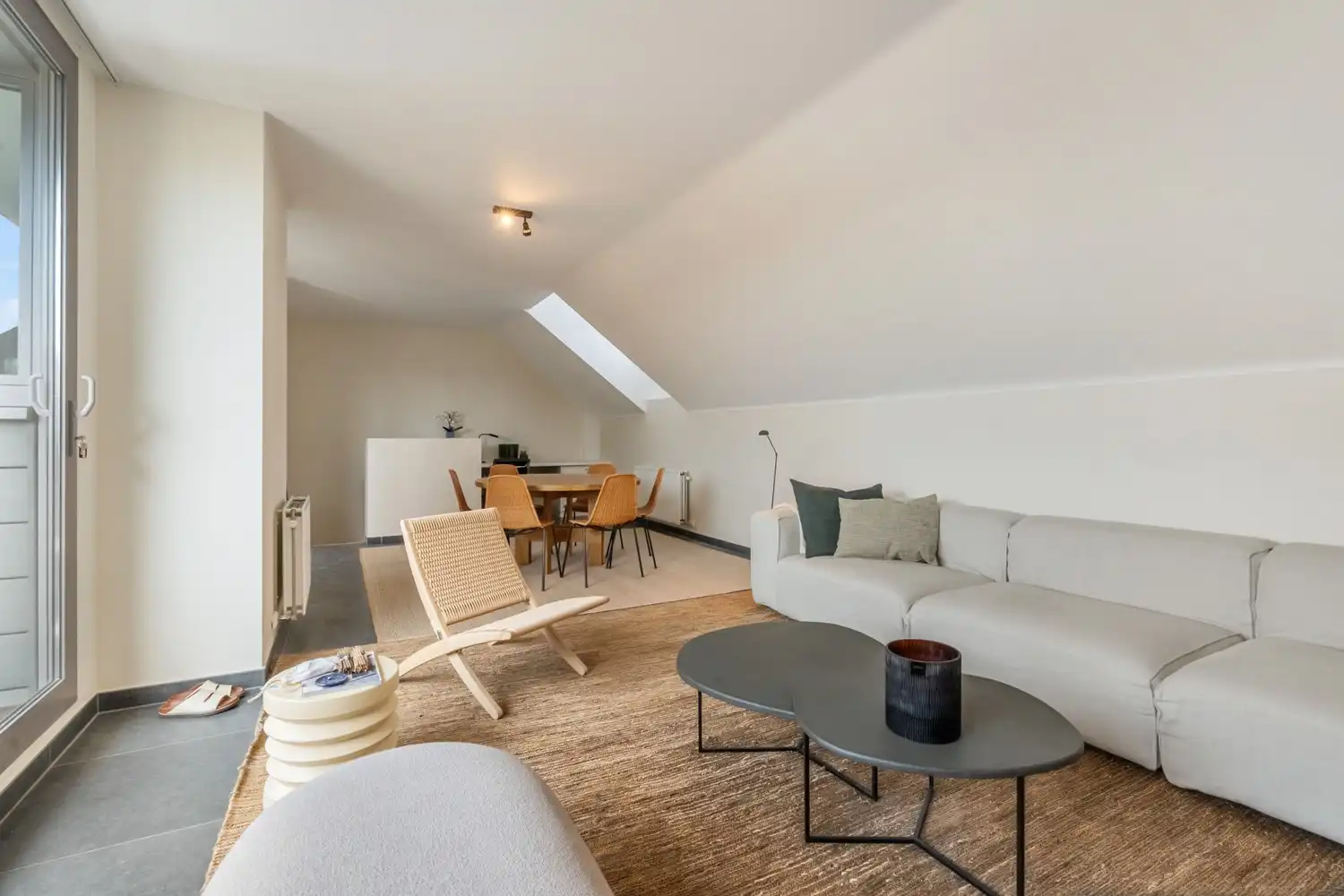 Goed gelegen en lichtrijk appartement met 2 slaapkamers, een terras en een autostaanplaats te centrum Leuven! foto 6