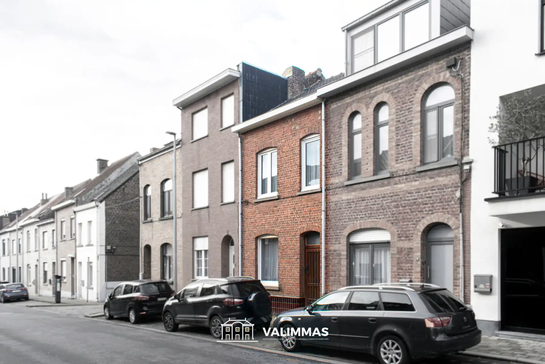 Degelijke, maar nog op te knappen rijwoning met tuin... foto 2