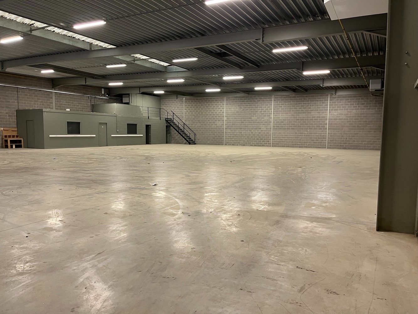 750m² opslagruimte met kantoor foto 8