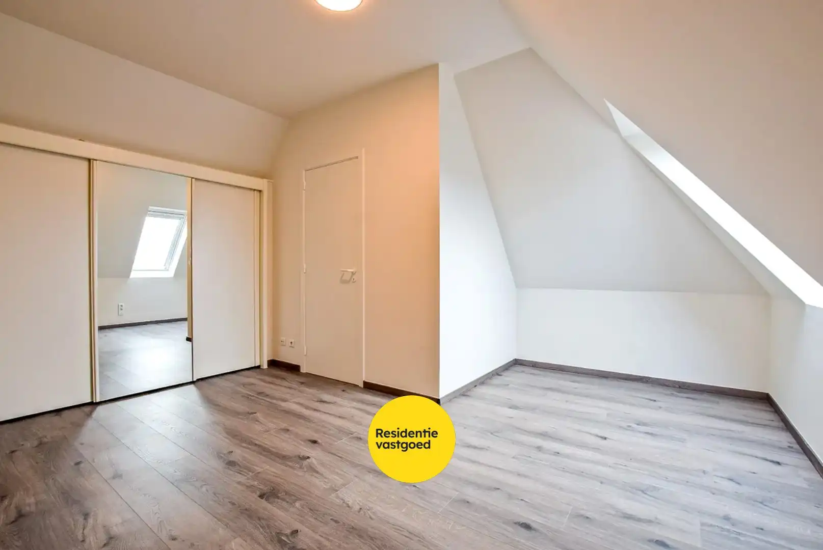 Instapklaar lichtrijk dakappartement in hartje Veurne (61m²) foto 5