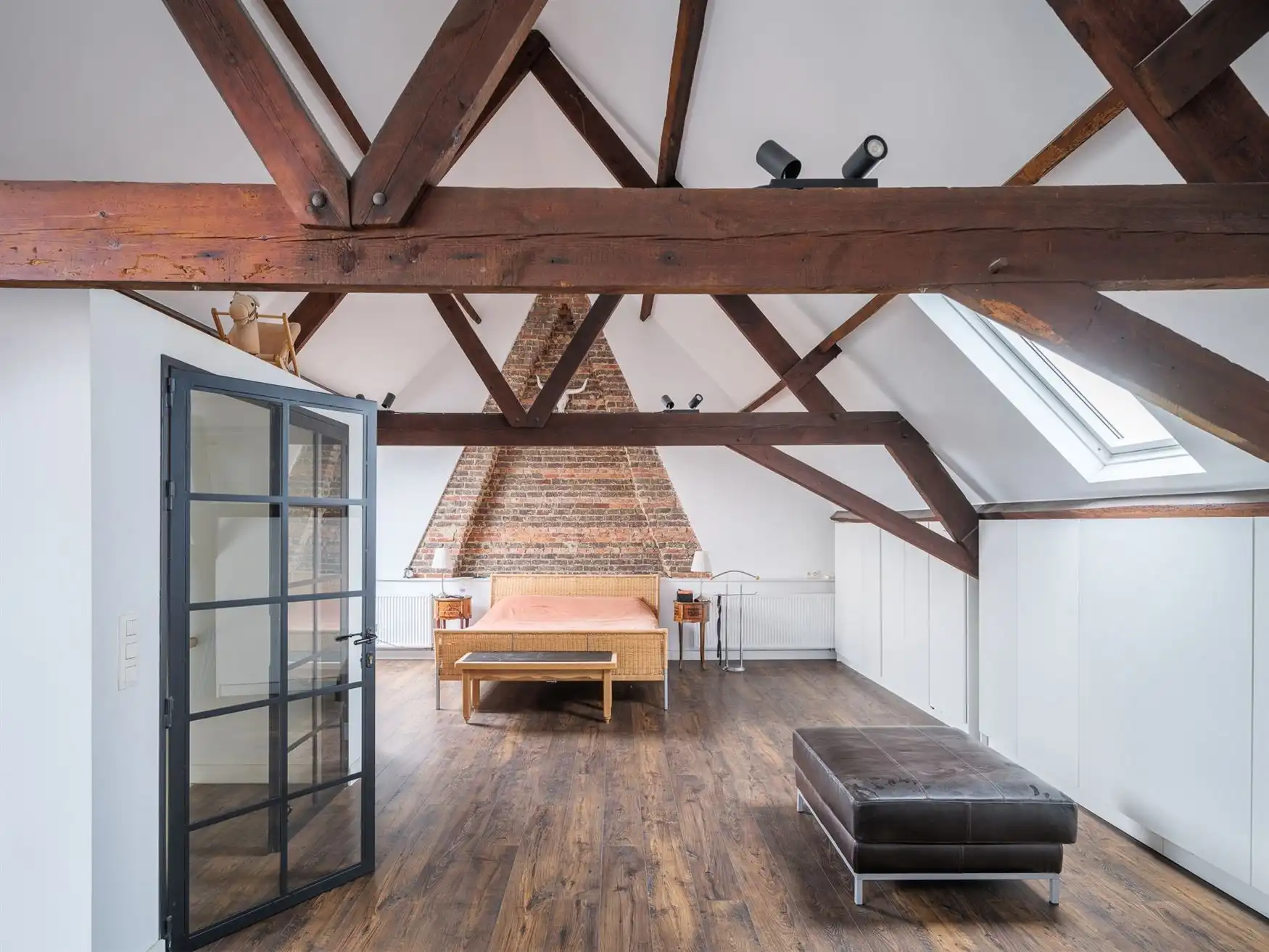 Een huis met verhaal én uitzonderlijk veel ruimte foto 12